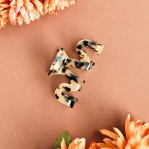 NEW Wavy Tortoise Shell Hair Clip • Neutral Claw Clip in Plastic Wrap